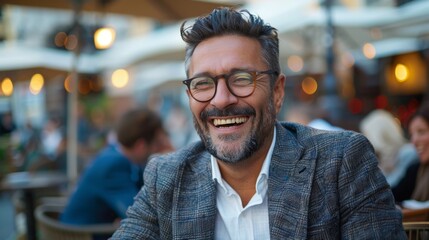 Obraz premium Smiling man enjoys time at outdoor cafe surrounded by friends on a beautiful sunny day
