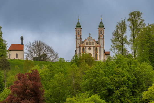 Kapelle St. Leonhardt und Heilig-Kreuz-Kirche auf dem Kalvarienberg in Bad T&ouml;lz
