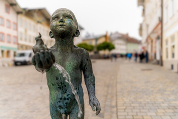 Brunnen in Form eines kleinen Jungen in der Altstadt von Bad Tölz