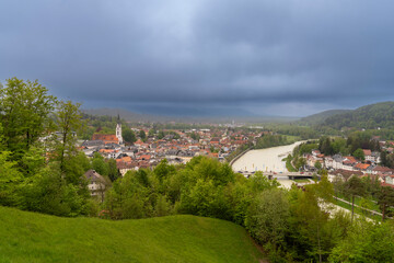 Altstadt von Bad Tölz an der Isar in Bayern gesehen vom Kalvarienberg