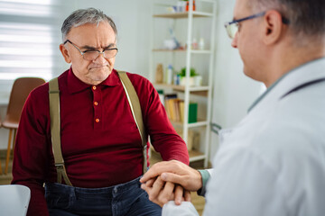 Obraz premium Elderly man receives health check-up from attentive doctor