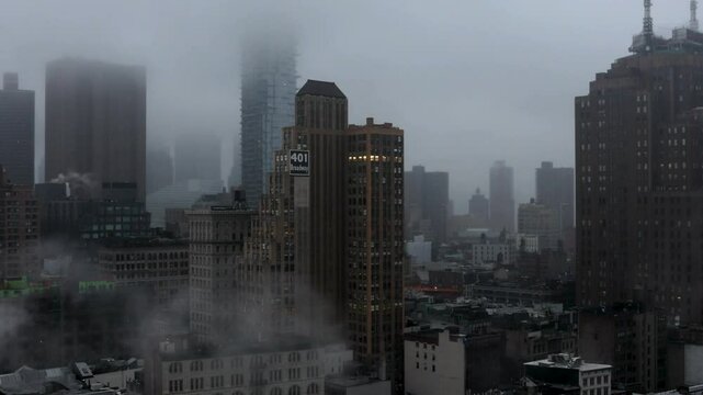 Matin brumeux &agrave; New York, gratte-ciels imposants disparaissant dans un brouillard dense et myst&eacute;rieux