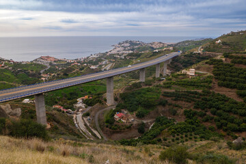 Brücke der Autopista A7, der Autovia del Mediterraneo bei Almuñécar an der Costa Tropical in Andalusien im Süden von Spanien.