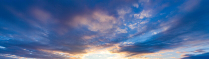 Obraz premium The sky is blue with a few clouds