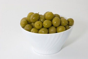Cuenco con aceitunas verdes