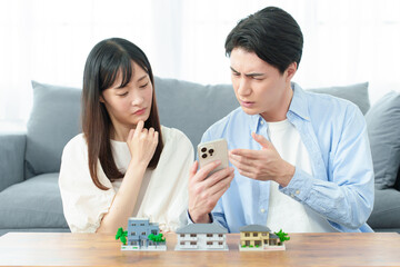 不動産を比較する夫婦