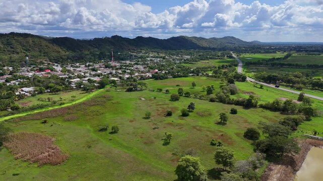 Video a&eacute;reo realizado en zona rural del municipio de San Carlos, en el Departamento de Cordoba, Colombia. Resaltan las planicies utilizadas principalmente para actividades ganaderas.