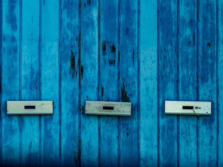 Altes blaues Hoftor mit Briefschlitzen