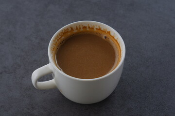 ミルクをたっぷり入れたコーヒー、カフェ・ラテを淹れて、のんびりくつろいでいるイメージ
