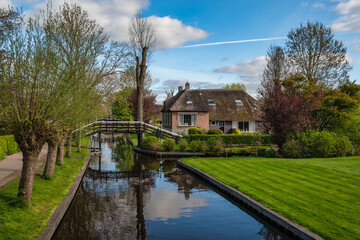 Giethoorn Netherlands, city skyline at canal and traditional house in Giethoorn village