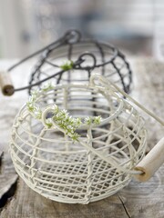 カゴに小さな花