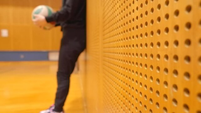 壁に寄りかかるバレーボール選手