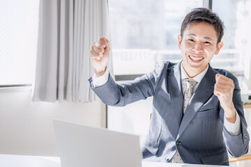 拳を掲げるビジネスマン