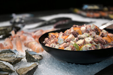 insalta di polpo fresca sul bancone di una pescheria