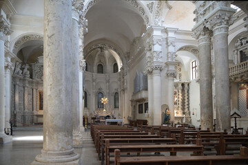 interno della chiesa santa croce di lecce in puglia