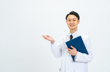 本を持って案内する白衣を着たミドル男性医師・科学者・研究者
