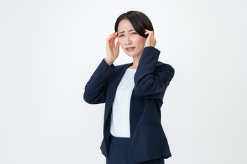 頭を抑えるビジネスウーマン