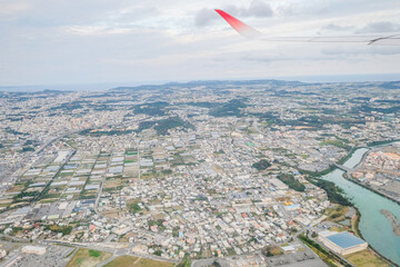 飛行機の窓からみた沖縄