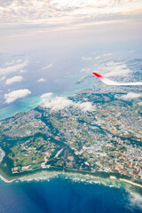 飛行機の窓からみた沖縄