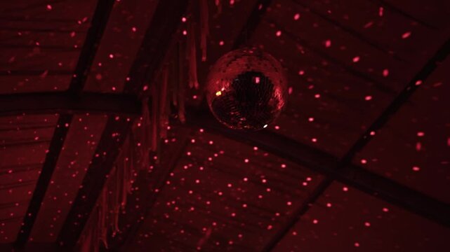 Toma de bolas discos colgando del techo en luz roja. 