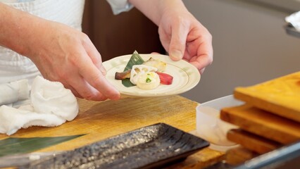 料理を盛り付ける料理人の手元