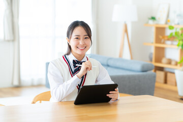 自宅で勉強する女子高生