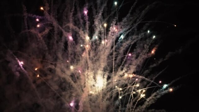 Toma en c&aacute;mara lenta de fuegos artificiales
