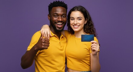 Naklejka premium Happy couple holding a credit card.