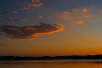 オレンジ色に染まるオーストラリアの湖の夕焼け空