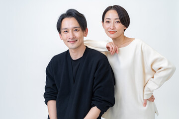 カメラ目線で微笑むカップル