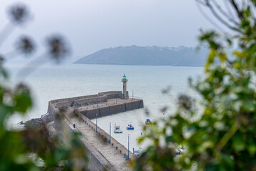 Vue de loin du phare de Binic, situé sur la côte bretonne, avec l'océan en arrière-plan et le...