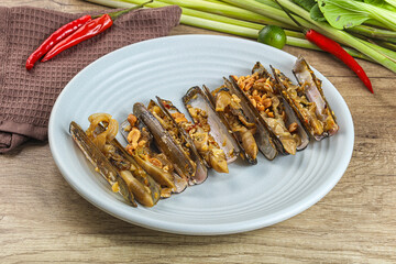 Steamed razor mollusk with lemongrass