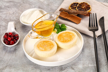 Roasted cheesecakes - Syrniki with honey