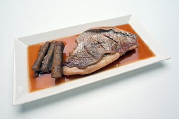 皿にのった鯛03