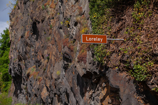Botschaft am Fu&szlig;e der Loreley: Ein Schild im Herzen des Rheintals
