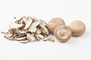 Shiitake mushrooms are mushrooms of the Oyster family. The stem is curved and short, and the cap is 4 to 10 cm in diameter, round or heart-shaped, and dark purple.