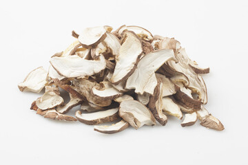 Shiitake mushrooms are mushrooms of the Oyster family. The stem is curved and short, and the cap is 4 to 10 cm in diameter, round or heart-shaped, and dark purple.