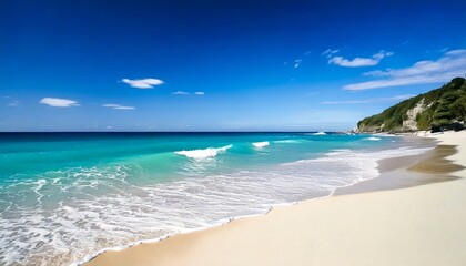 Obraz premium White Sandy Beach with Calm Waves