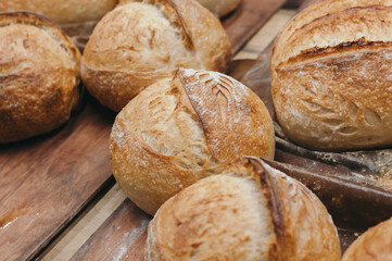 店頭に並ぶ焼きたてパン、パン屋、ベーカリー、プチカンパーニュ