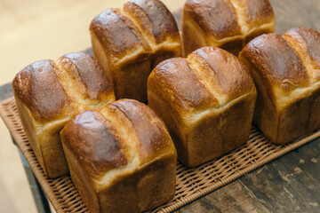 店頭に並ぶ食パン、山型食パン、ベーカリーショップ、パン屋