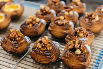 店頭に並んだデニッシュ、パン屋、ベーカリーショップ