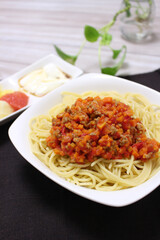 .ミートソースパスタとフルーツとデザート