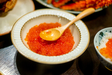 イクラと木のスプーン