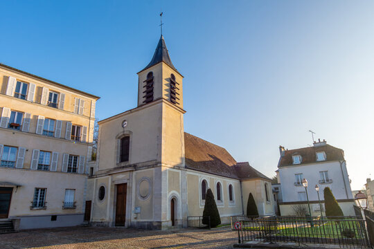 Vue ext&eacute;rieure de l'&eacute;glise catholique Saint-Maurice, 
 situ&eacute;e dans la commune de Saint-Maurice, France, dans le d&eacute;partement fran&ccedil;ais du Val-de-Marne, en r&eacute;gion &Icirc;le-de-France