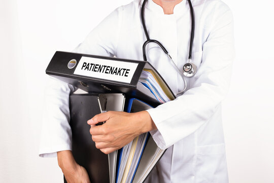 &Auml;rztin mit vielen Aktenordnern auf denen Patientenakte steht. Konzept zur Abl&ouml;sung der elektronischen Patientenakte.