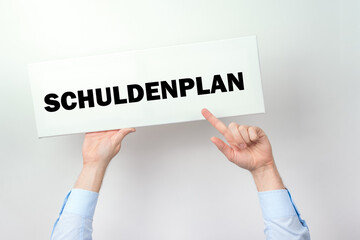 Zwei Arme halten ein Schild hoch auf dem NGO steht