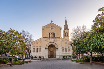 Vue ext&eacute;rieure de l'&eacute;glise catholique Saint-Pierre de Charenton-le-Pont, France, dans le d&eacute;partement fran&ccedil;ais du Val-de-Marne, en r&eacute;gion &Icirc;le-de-France