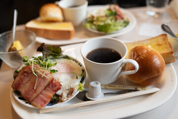 喫茶店で軽食とコーヒーを飲む