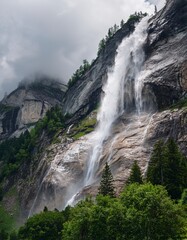しっとりとした雨上がりの山中、滝が岩肌に流れ込むダイナミックな情景