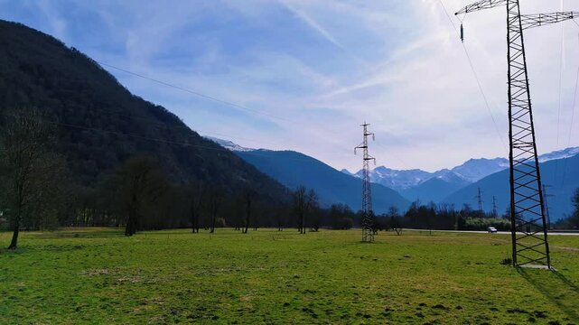 Pyl&ocirc;nes &eacute;lectriques et montagne enneig&eacute;e. Vall&eacute;e des Pyr&eacute;n&eacute;es 